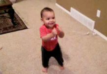 Годовалый малыш танцует сальсу