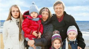 Ефремов, его 5-я жена Софья Кругликова и младшие дети. 